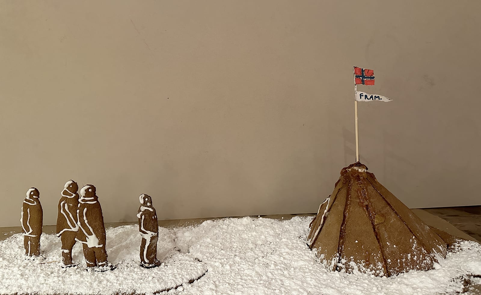 Roald Amundsens telt fra Sydpolen – som pepperkakehus med byggekonkurranse!