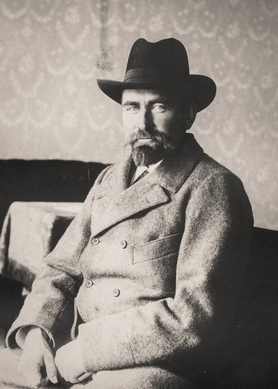 Edvard Bay